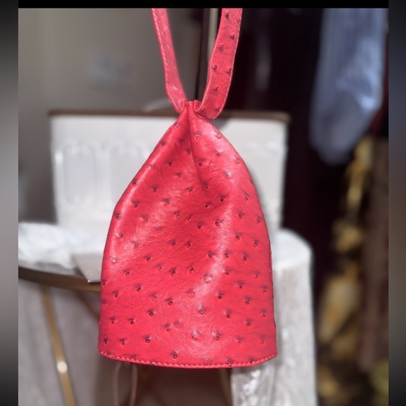 Unique faux ostrich Red pyramid bag with zipper closure - Picture 4 of 8